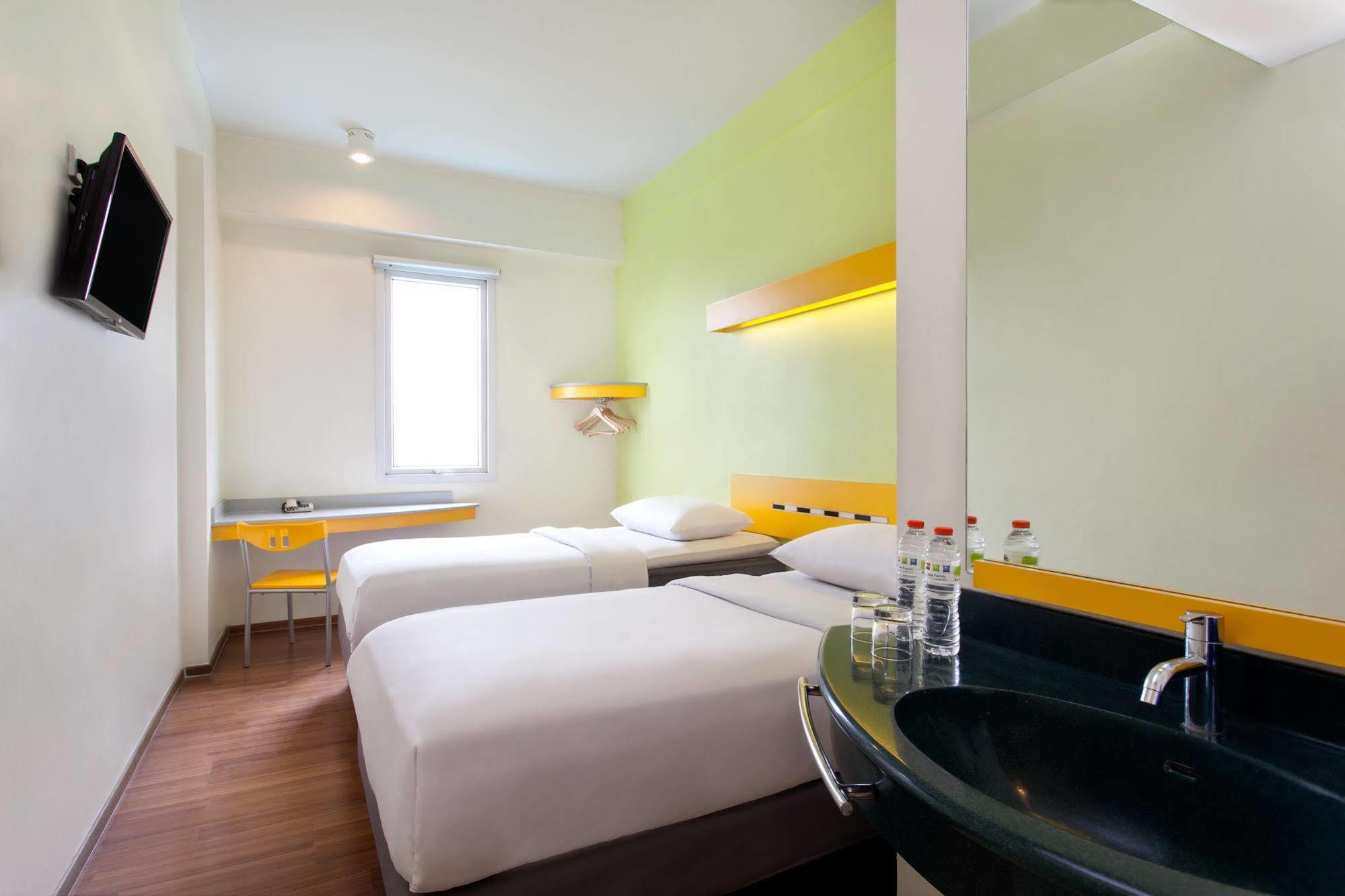 Ibis Budget Jakarta Menteng Jacarta Exterior foto