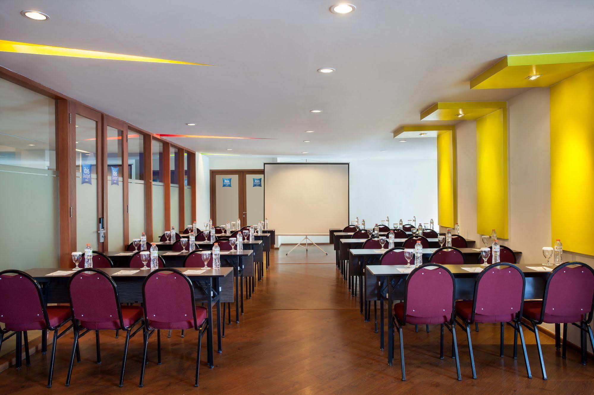 Ibis Budget Jakarta Menteng Jacarta Exterior foto